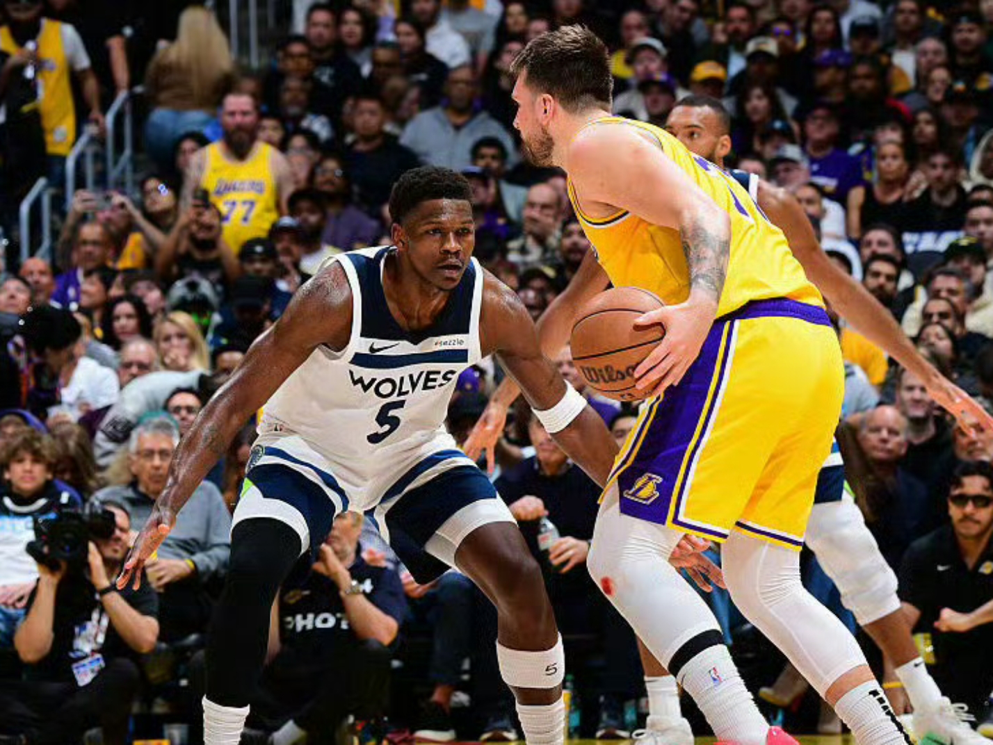 包含赛地聚焦：NBA季后赛冲刺阶段热度飙升，菲尼克斯太阳遗憾出局，震撼外界，更衣室氛围转暖的词条-多宝平台